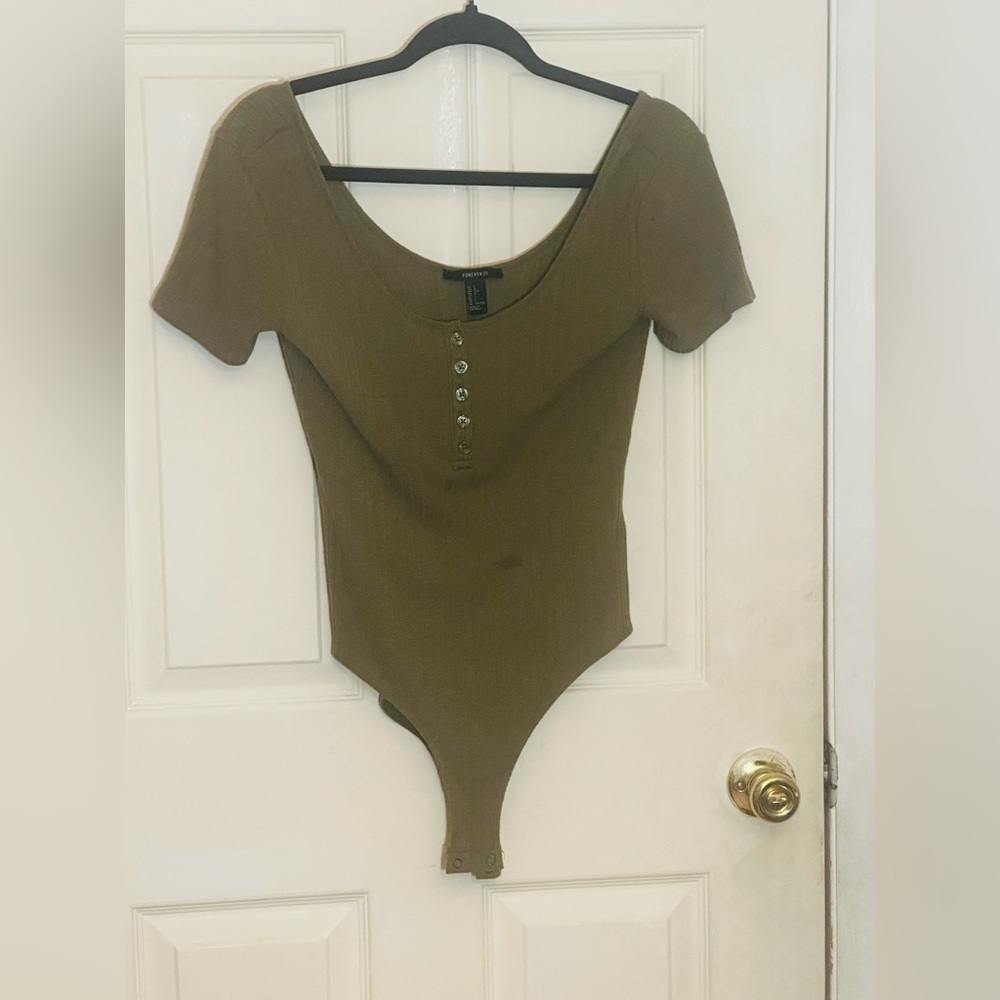 EUC Women’s Bodysuit size large in army green, buttons and wide neck